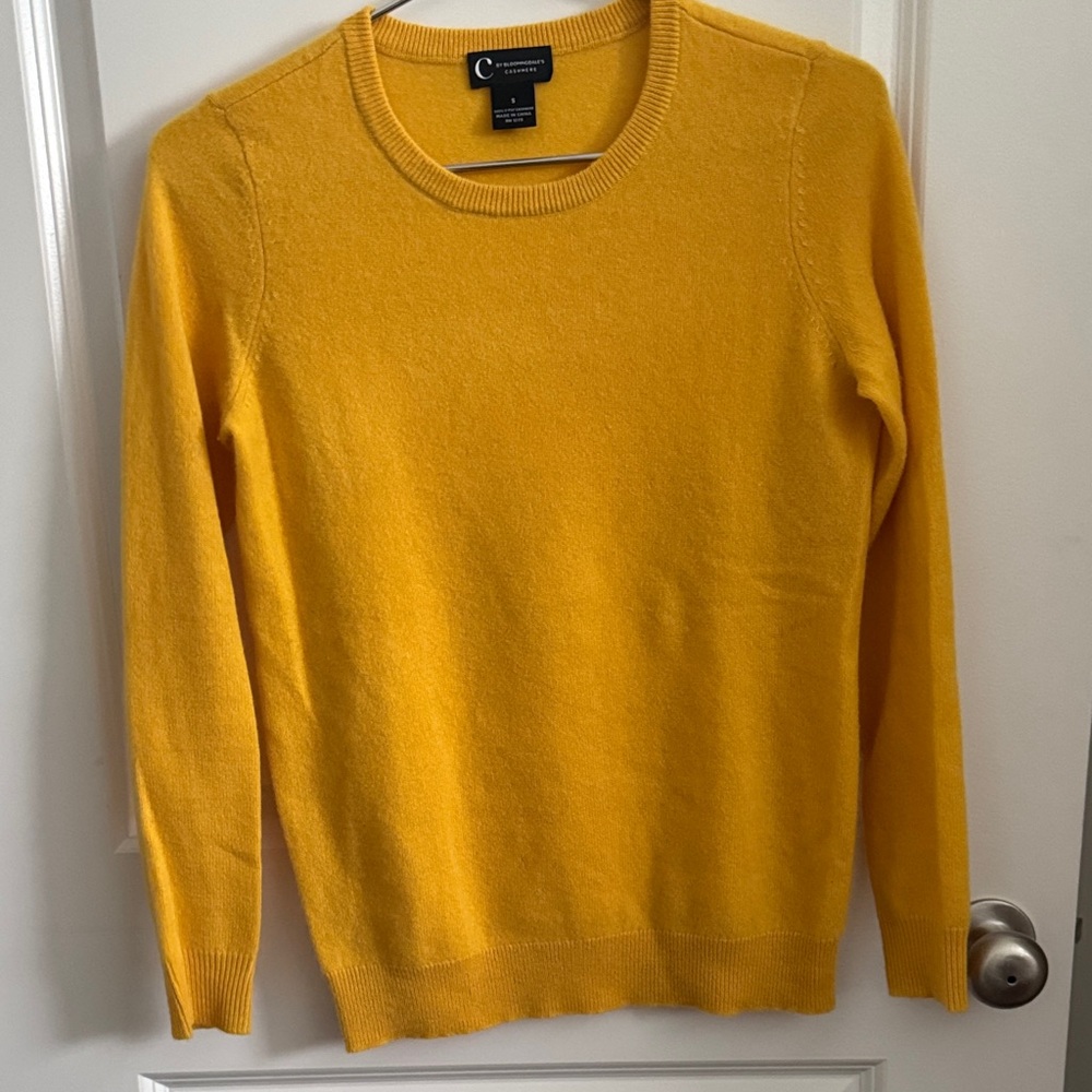 C by Bloomingdale’s Crewneck Cashmere Long Sleeved Sweater.  Size Small.